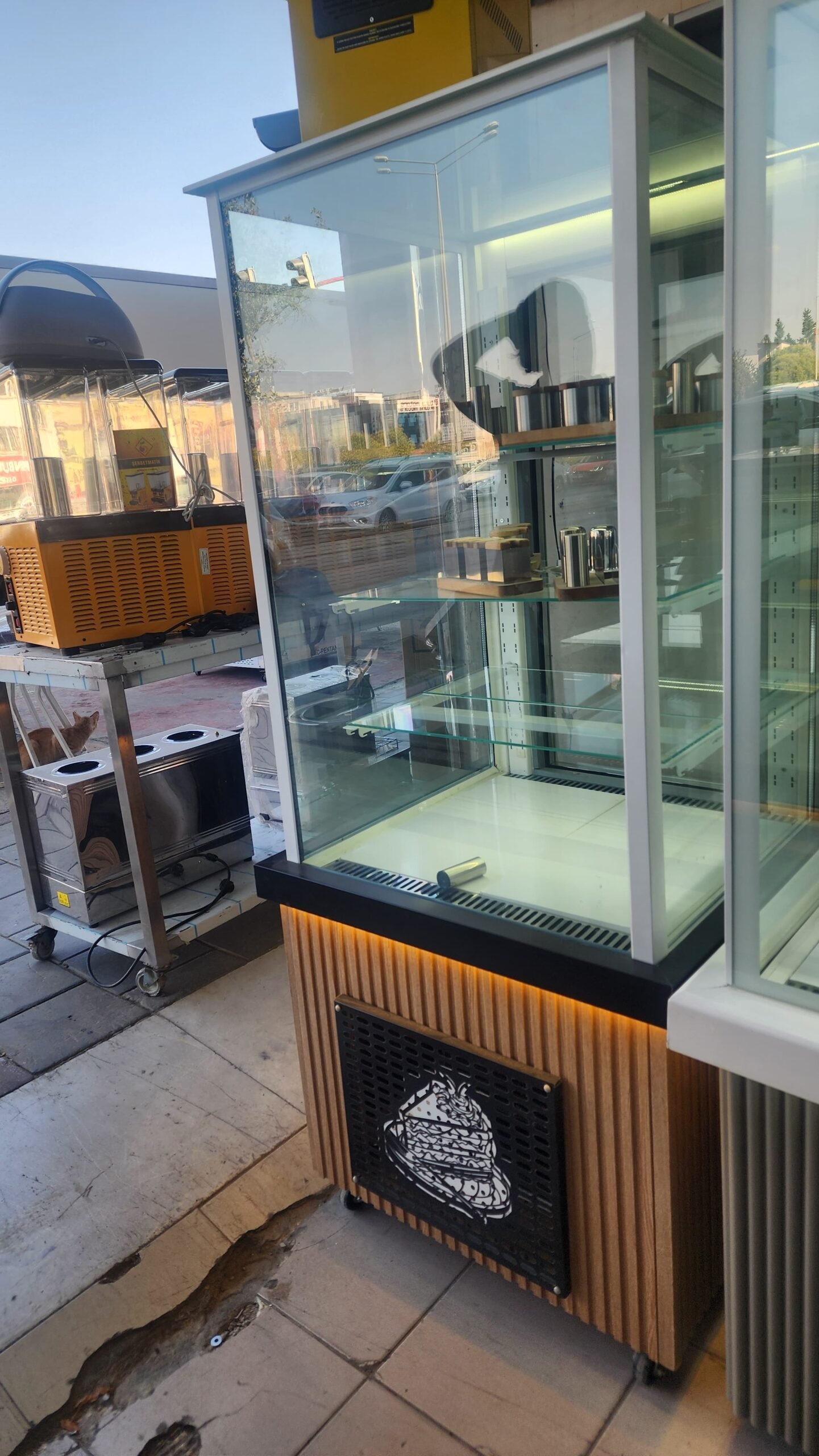Dikey Aydınlatmalı Pasta Teşhir Dolabı