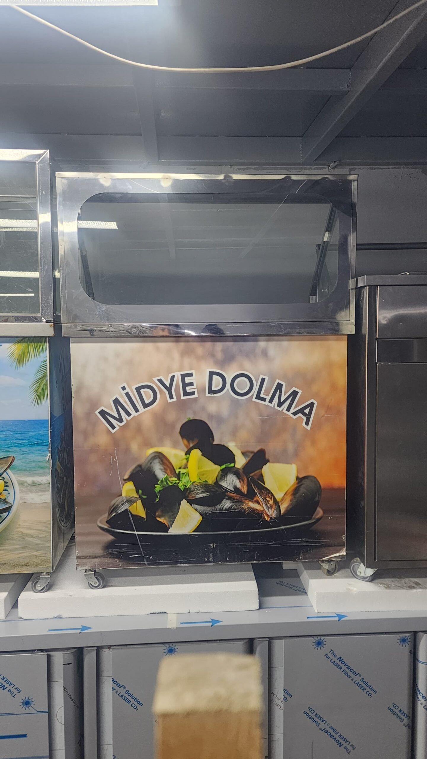 Midye Dolma Teşhir Tezgahı